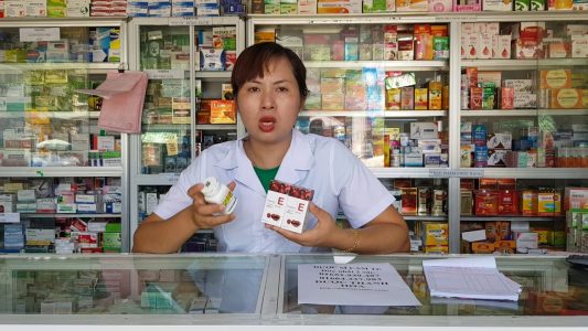 Dược sĩ hướng dẫn sử dụng sản phẩm.